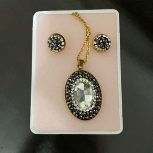 Jewelry: earrings and necklace set